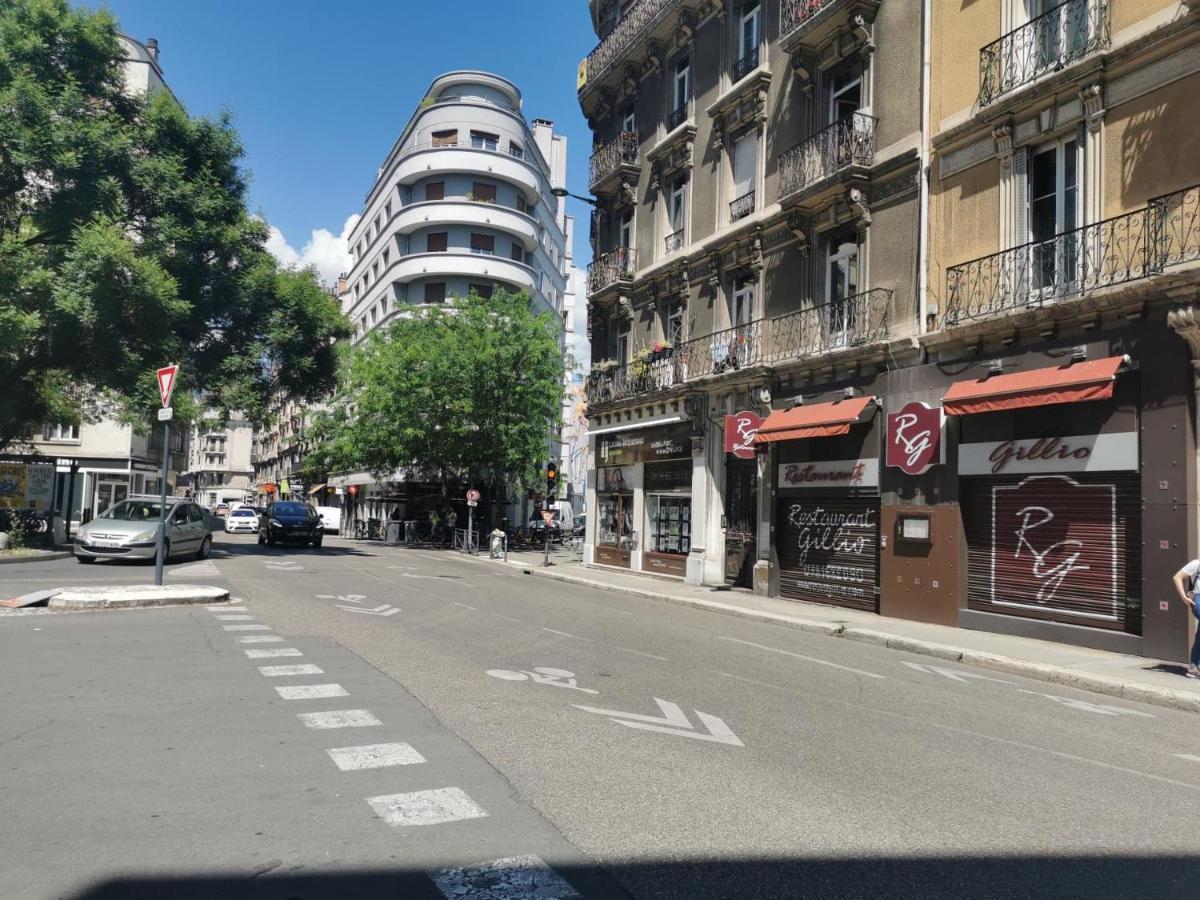 Bel Appartement Charme Ancien Dans Quartier Anime Grenoble Exterior foto