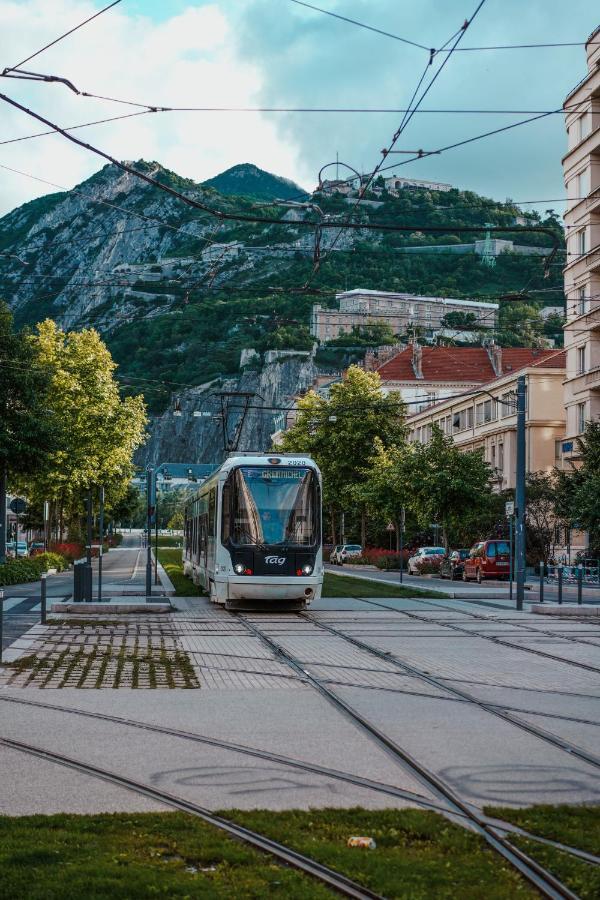 Bel Appartement Charme Ancien Dans Quartier Anime Grenoble Exterior foto